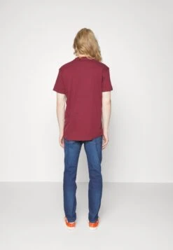 Wrangler RiverJeans A SigarettaFar Away Uomo Jeans WR122G0A5-K14 -Wrangler 0a2e39fb65ad4b95853f28d3ecf1c948