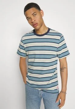 Wrangler Stripe TeeT-Shirt Con StampaPearl Blue Uomo T-shirt E Polo WR122O08B-K11 11 Wrangler Stripe TeeT-Shirt Con StampaPearl Blue Uomo T-shirt E Polo WR122O08B-K11 -Wrangler 0b97dac742b74dd3b80bb9e35bb60689