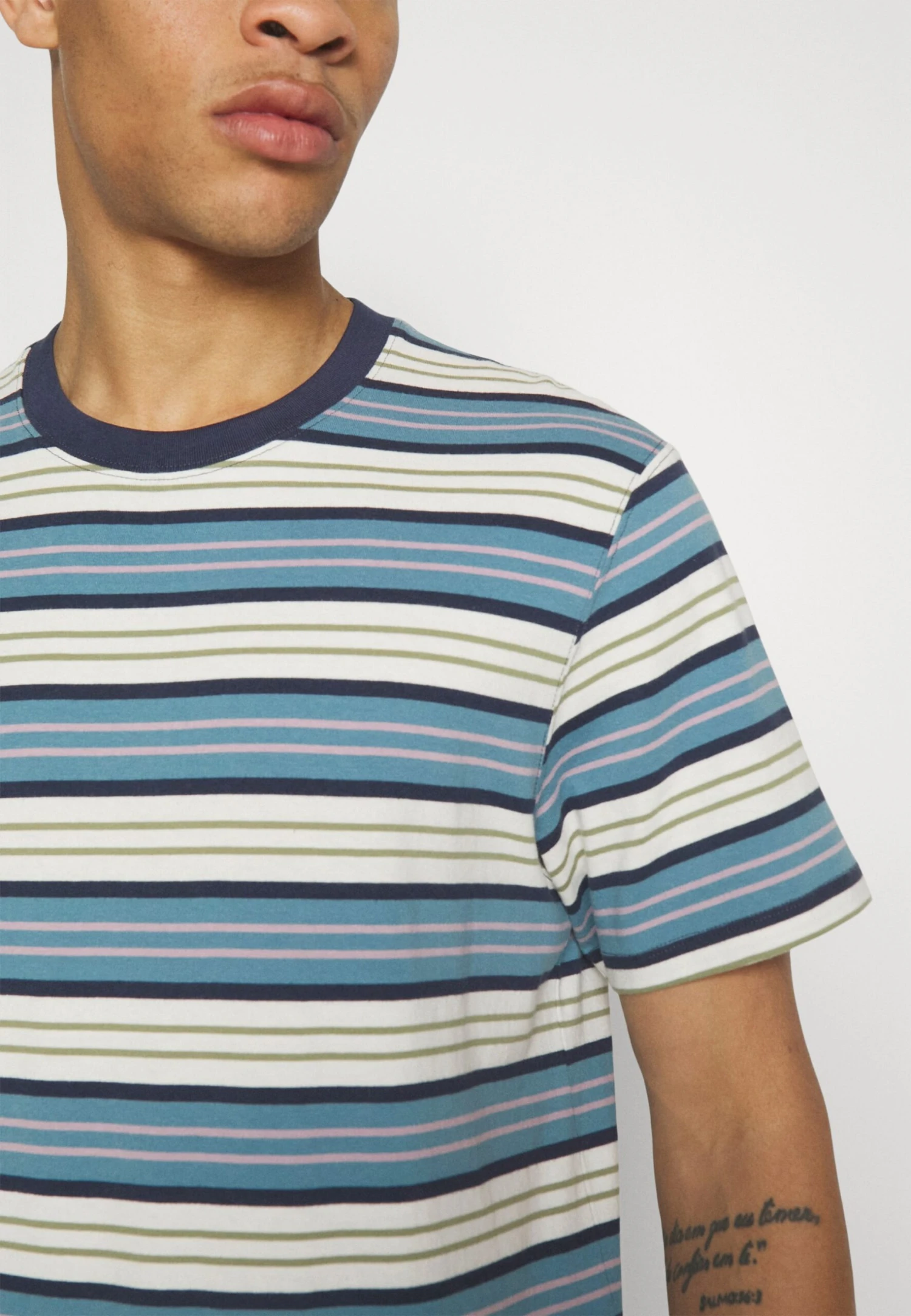 Wrangler Stripe TeeT-Shirt Con StampaPearl Blue Uomo T-shirt E Polo WR122O08B-K11 8 Wrangler Stripe TeeT-Shirt Con StampaPearl Blue Uomo T-shirt E Polo WR122O08B-K11 - immagine 6