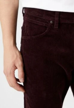 Wrangler Greensboro CorduroyPantaloniFudge Uomo Pantaloni WR122E014-G11 -Wrangler 19ca9fb965a84e618338147436f21de5