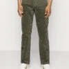 Wrangler TexasPantaloniDusty Olive Uomo Pantaloni WR122E00Z-N12 1 Wrangler TexasPantaloniDusty Olive Uomo Pantaloni WR122E00Z-N12 -Wrangler 313e403ab7f04a7098e8cc7c6d943ba0