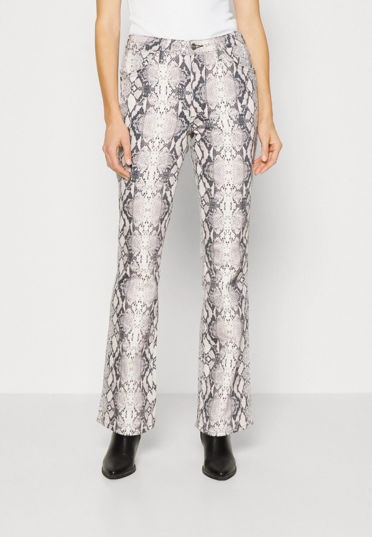 Wrangler Westward - Jeans A Zampa - Pink 3 Wrangler Westward - Jeans A Zampa - Pink