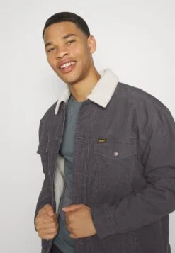 Wrangler Antifit SherpaGiacca InvernaleFaded Black Uomo Giacche WR122T03O-Q11 -Wrangler 39a5f1bb6abd4896810dc332a86f8639