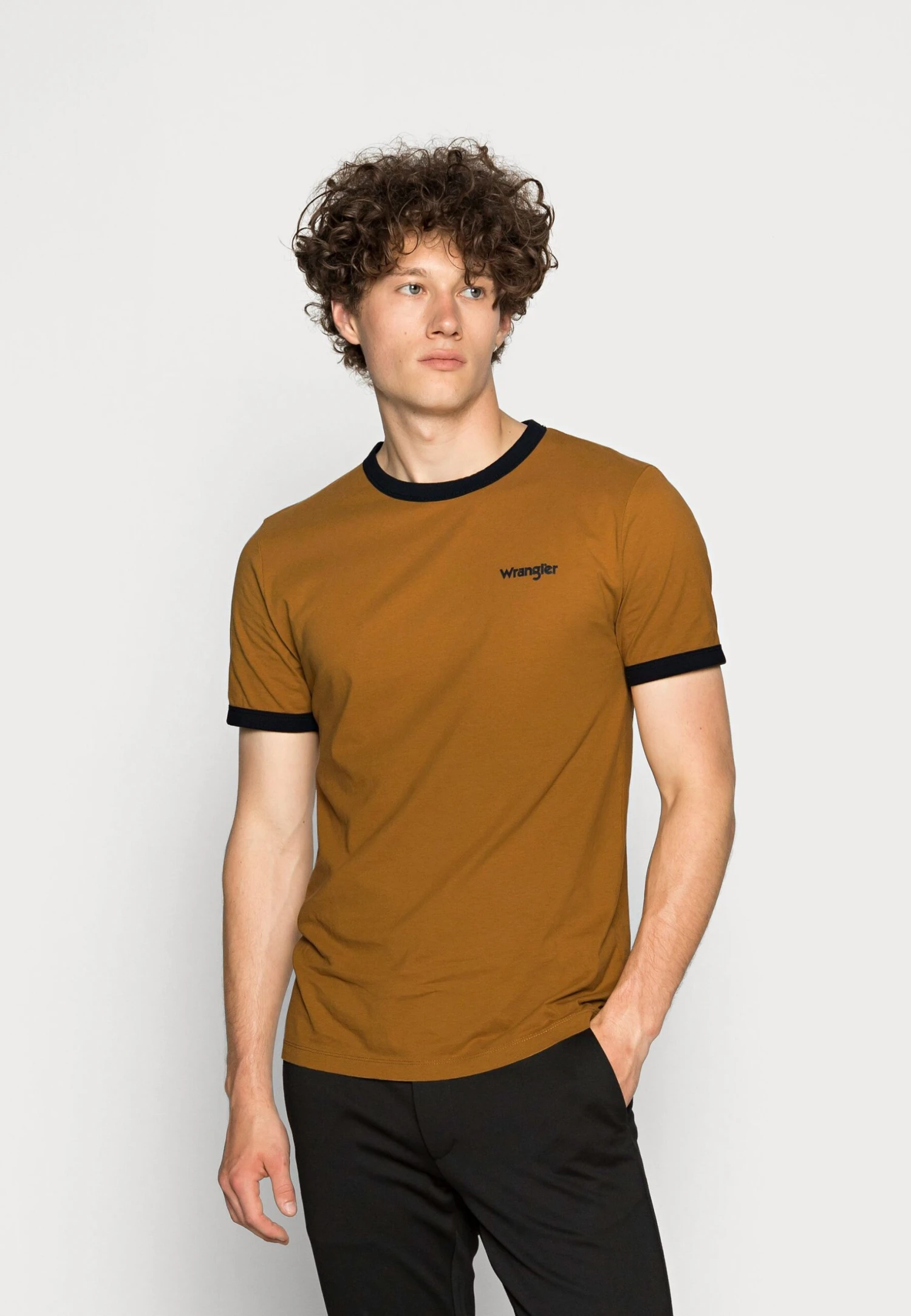 Wrangler Ringer TeeT-Shirt BasicGolden Brown Uomo T-shirt E Polo WR122O01Q-O11 3 Wrangler Ringer TeeT-Shirt BasicGolden Brown Uomo T-shirt E Polo WR122O01Q-O11