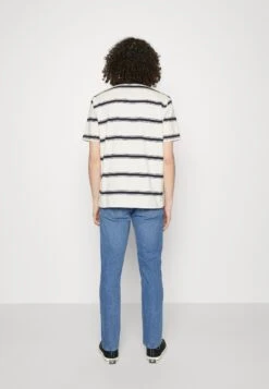 Wrangler Larston - Jeans Slim Fit - Blue Denim -Wrangler 6172c7d39adb48e5a7cb527db009e739