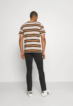 Wrangler GreensboroJeans A SigarettaBlack Crow Uomo Jeans WR122G087-Q12 -Wrangler 6f4a3340efaa4ff7ab6bd14f882d9473