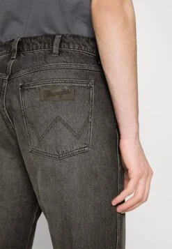 Wrangler FrontierJeans A SigarettaDark Rose Uomo Jeans WR122G0AB-C11 11 Wrangler FrontierJeans A SigarettaDark Rose Uomo Jeans WR122G0AB-C11 -Wrangler 83b6f3ec0dd740bba647e6fbd459dc26