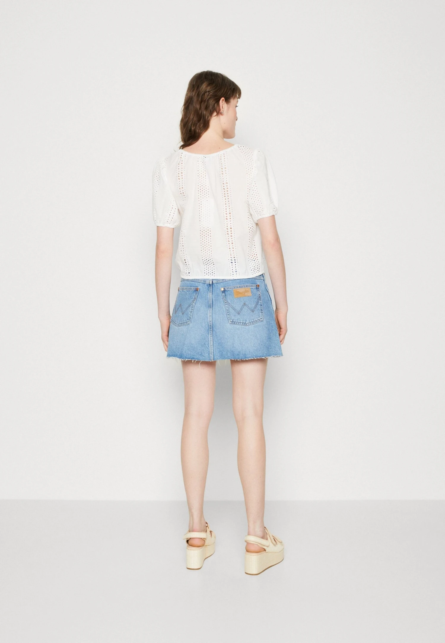 Wrangler Summer Puff T-Shirt Con StampaWhite Donna Camicie E Bluse WR121E05T-A11 5 Wrangler Summer Puff T-Shirt Con StampaWhite Donna Camicie E Bluse WR121E05T-A11 - immagine 3