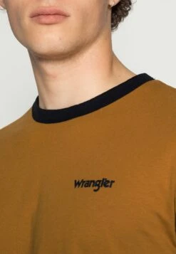 Wrangler Ringer TeeT-Shirt BasicGolden Brown Uomo T-shirt E Polo WR122O01Q-O11 11 Wrangler Ringer TeeT-Shirt BasicGolden Brown Uomo T-shirt E Polo WR122O01Q-O11 -Wrangler ae39a7987c664b81995d089fe79349ab