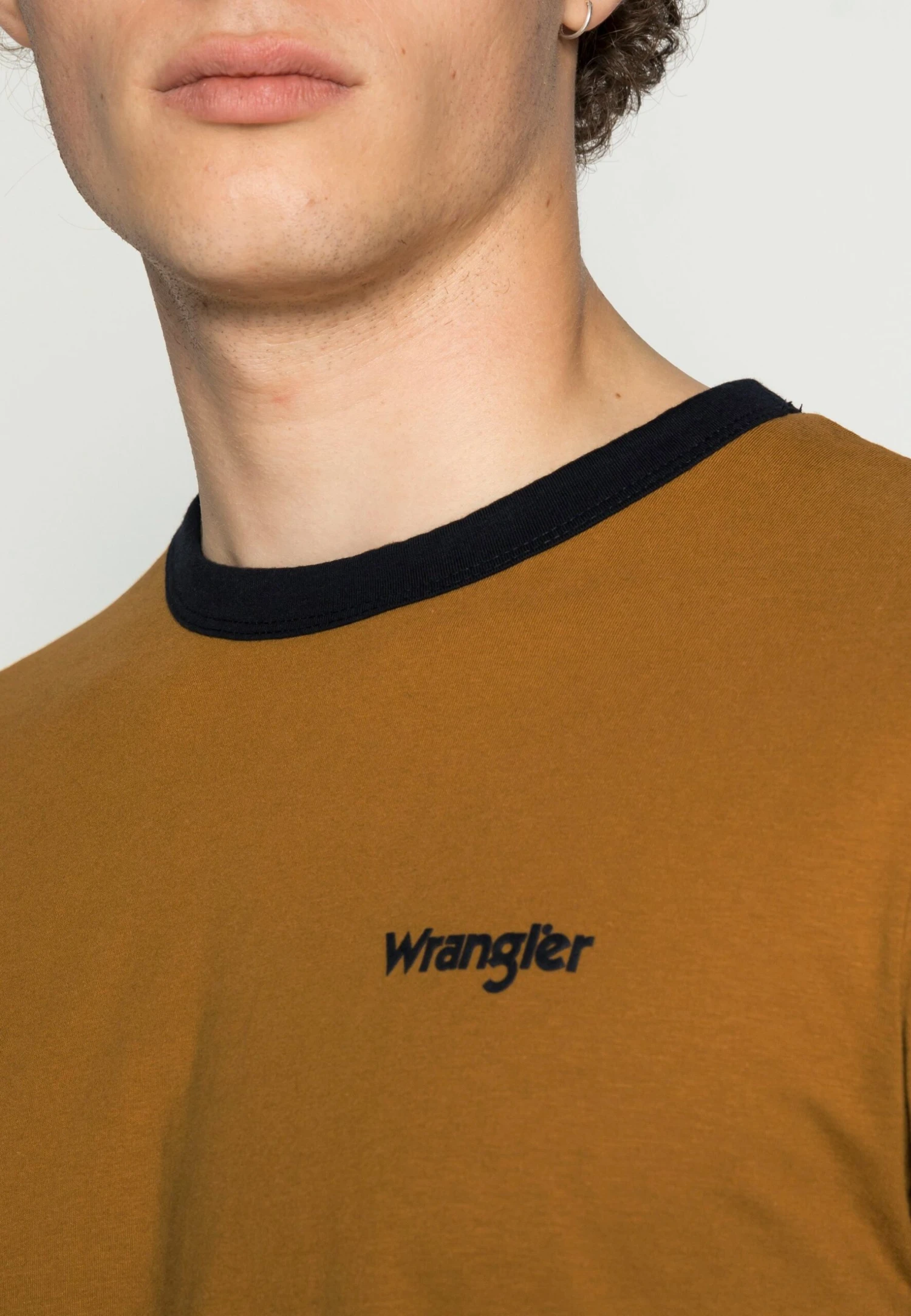 Wrangler Ringer TeeT-Shirt BasicGolden Brown Uomo T-shirt E Polo WR122O01Q-O11 7 Wrangler Ringer TeeT-Shirt BasicGolden Brown Uomo T-shirt E Polo WR122O01Q-O11 - immagine 5