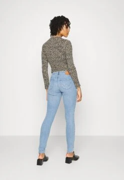 Wrangler Skinny - Jeans Skinny Fit - In The Clouds -Wrangler ca3accaf7689453f8986bcb42059f303