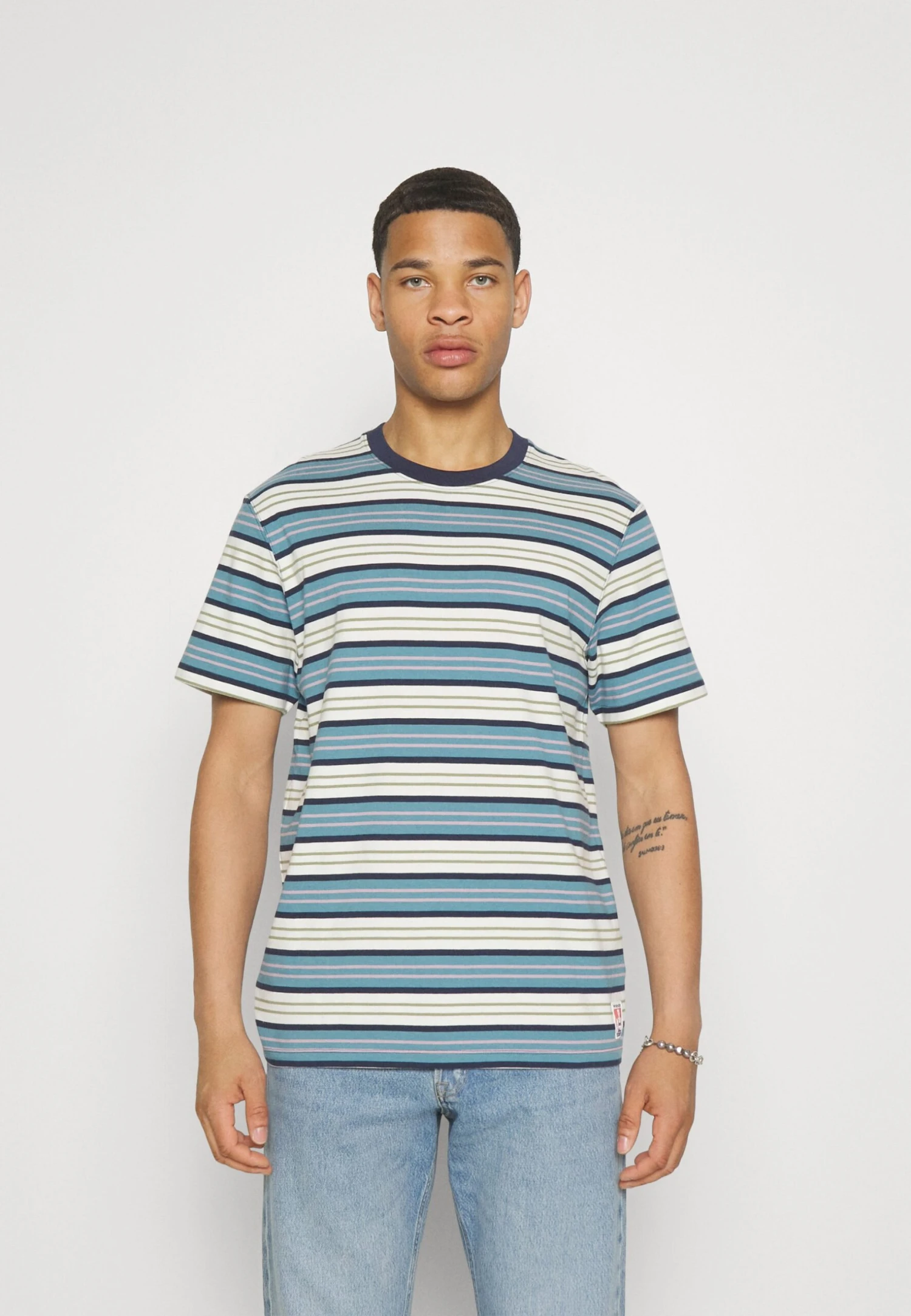 Wrangler Stripe TeeT-Shirt Con StampaPearl Blue Uomo T-shirt E Polo WR122O08B-K11 3 Wrangler Stripe TeeT-Shirt Con StampaPearl Blue Uomo T-shirt E Polo WR122O08B-K11