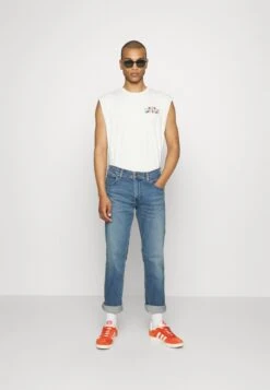 Wrangler Greensboro - Jeans A Sigaretta - Shaker 8 Wrangler Greensboro - Jeans A Sigaretta - Shaker -Wrangler db93bc69b0574399975b68154cd5d53c