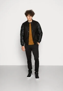 Wrangler Ringer TeeT-Shirt BasicGolden Brown Uomo T-shirt E Polo WR122O01Q-O11 8 Wrangler Ringer TeeT-Shirt BasicGolden Brown Uomo T-shirt E Polo WR122O01Q-O11 -Wrangler dff980af010640c296114348be854556