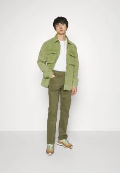 Wrangler PantaloniMilitare Green Uomo Pantaloni WR122E01N-M11 -Wrangler ecaacdc9a23e484d87c8466c99957203