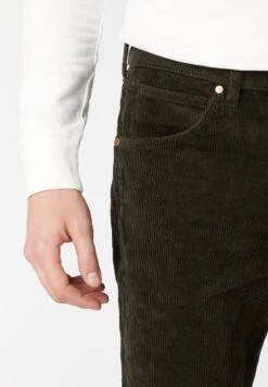 Wrangler GreensboroJeans A SigarettaMilitare Green Uomo Jeans WR122E01C-N11 12 Wrangler GreensboroJeans A SigarettaMilitare Green Uomo Jeans WR122E01C-N11 -Wrangler f7479f4c2e75434d8954b559325eb27a